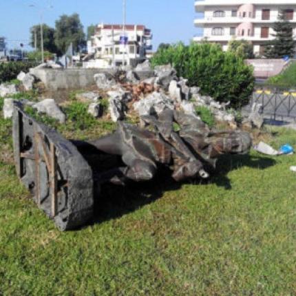 Άρτα: Γκρέμισαν τον ανδριάντα του "Εύζωνα" (φωτογραφίες)