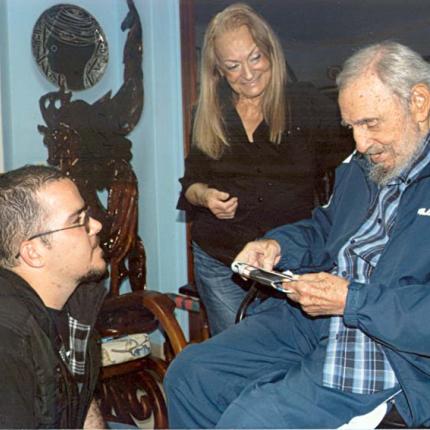 Δημοσιεύτηκαν οι πρώτες φωτογραφίες του Φιντέλ Κάστρο μετά από έξι μήνες