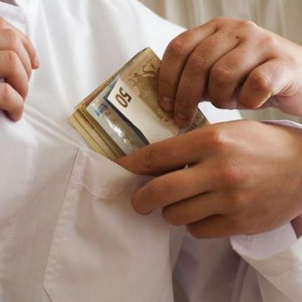 Γυναικολόγος κατηγορείται ότι ζήτησε φακελάκι 250 ευρώ για επέμβαση