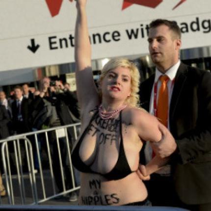 Οι γυμνόστηθες Femen κατά Ζούκερμπεργκ! (βίντεο)