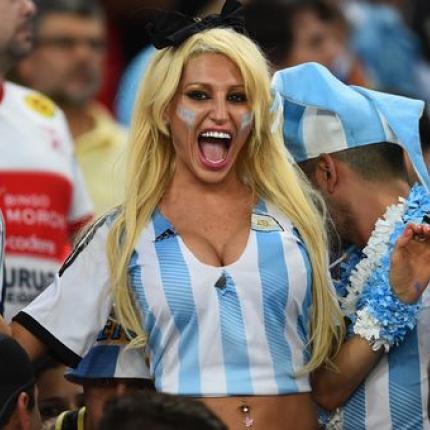 Οι ομορφότερες κοπέλες  που πέρασαν από τα γήπεδα  της Βραζιλίας (βίντεο)  