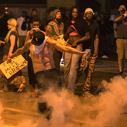 Nέες συγκρούσεις διαδηλωτών και αστυνομίας στο Φέργκιουσον