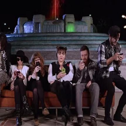 Τα "φιλαράκια" ... εν έτει 2015! (βίντεο)