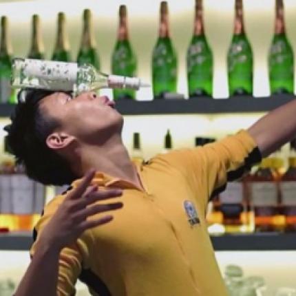 Ο Μπρους Λι των μπάρμαν! (βίντεο)