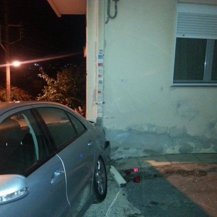 Αυτοκίνητο στη Φορτέτσα "έσκασε" πάνω σε σπίτι (βίντεο)
