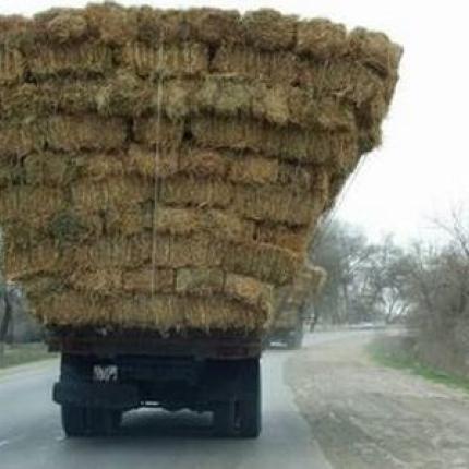 Φωτιά σε φορτηγό με άχυρα στο Ηράκλειο