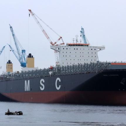 Στον Πειραιά το μεγαλύτερο φορτηγό πλοίο που έχει προσεγγίσει σε ελληνικό λιμάνι