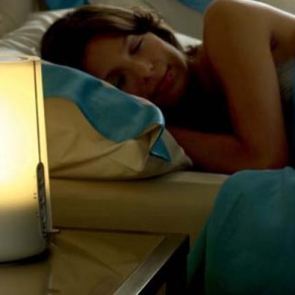 Σβήστε το φως όταν κοιμάστε... για να χάσετε κιλά!