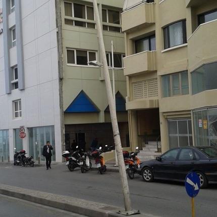 Που πας χωρίς τα φώτα, στη νύχτα στη βροχή; 