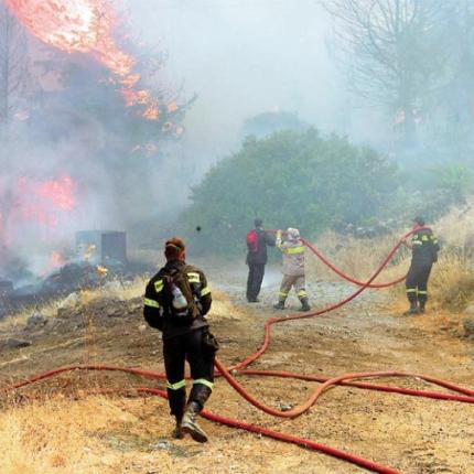 Μαίνεται η φωτιά στην Κάντανο Χανίων