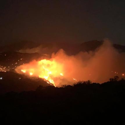 Η νύχτα έγινε μέρα όμως οι φλόγες δεν απείλησαν κατοικημένη περιοχή