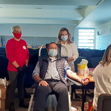 Διακρίνονται, όρθιοι από αριστερά η Πρόεδρος του Συλλόγου Εθελοντών Αιμοδοτών "Αγ. Ιωάννης" Δέσποινα  Ροδουσάκη, στο κέντρο η Επιμελήτρια Β Τμ. Αιμοδοσίας Νοσοκομείου Χανίων,  Τζίνα Μπουζαλά, και δεξιά της ο Πρόεδρος της ΑΝΕΚ.