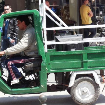 Αναποδογύρισε τρίκυκλο στην οδό Σμπώκου στο Ηράκλειο