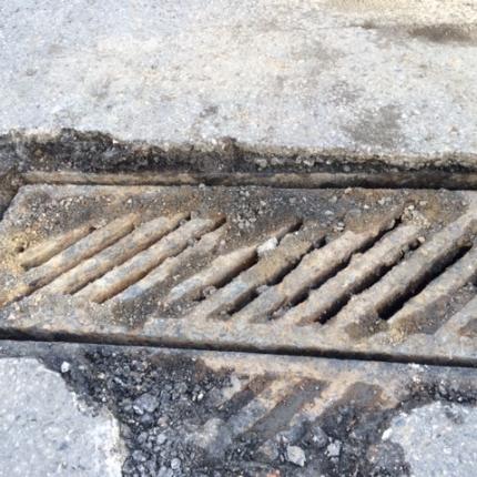 Γρήγορα τα αντανακλαστικά της ΔΕΥΑΗ για το επικίνδυνο φρεάτιο