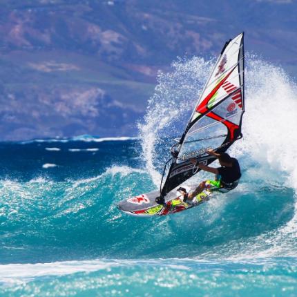 Δαμάζοντας τα κύμματα της Σητείας (βίντεο)