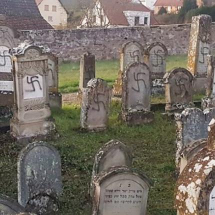 σβαστικες-νεκροταφειο- γαλλια.jpg