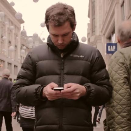 Σήκωσε το κεφάλι. Η ζωή είναι μια στιγμή και... "συμβαίνει τώρα!"