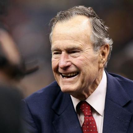 Στο νοσοκομείο παραμένει ο πρώην πρόεδρος Τζορτζ Μπους ο πρεσβύτερος