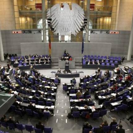 Γερμανοί υπουργοί κοιμούνται στο γραφείο τους  για να μην ξοδεύονται