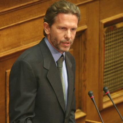 Στην Ελούντα για διακοπές ο πρώην υπουργός Πολιτισμού Παύλος Γερουλάνος