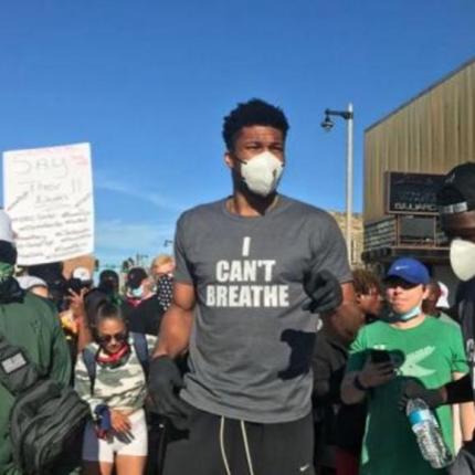 Ο Γιάννης Αντετοκούνμπο συμμετείχε  σε διαδήλωση για τη δολοφονία του Τζορτζ Φλόιντ 