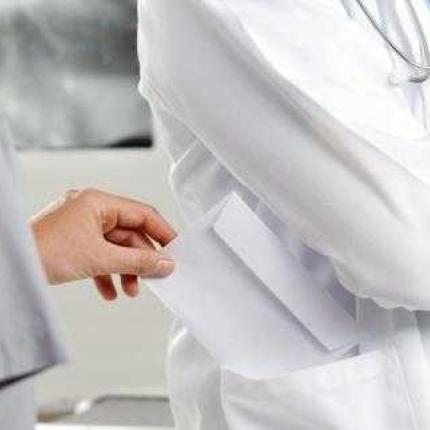 γιατρός φακελάκι