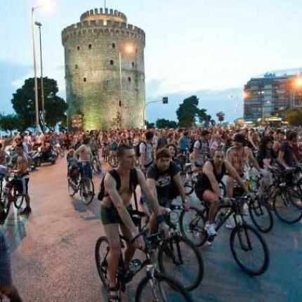 Θεσσαλονίκη: Γυμνοί πάνω στα ποδήλατα