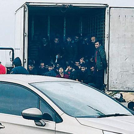 Μετανάστες βρέθηκαν κρυμμένοι σε φορτηγό – ψυγείο.jpg