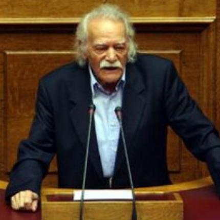 Αποχώρηση Μ.Γλέζου από τη βουλή με αιχμές για τις γερμανικές αποζημιώσεις