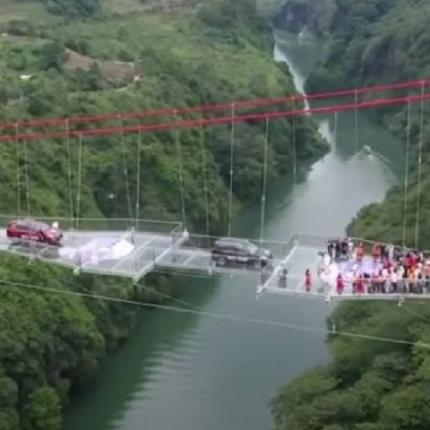 Η μεγαλύτερη γυάλινη γέφυρα