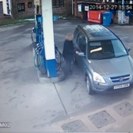 Όταν στο βενζινάδικο "ξεχνάς" που βρίσκεται το ρεζερβουάρ του αυτοκινήτου (βίντεο)