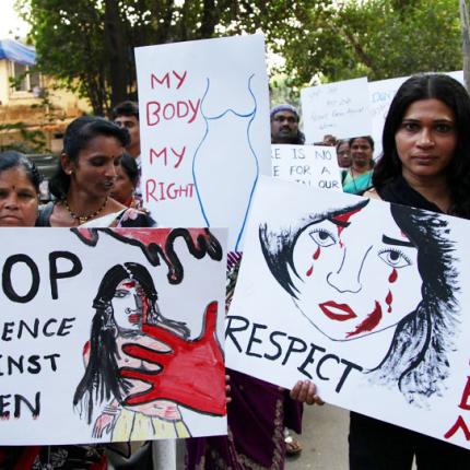 Καταδίκασαν 20χρονη σε δημόσιο ομαδικό βιασμό στην Ινδία