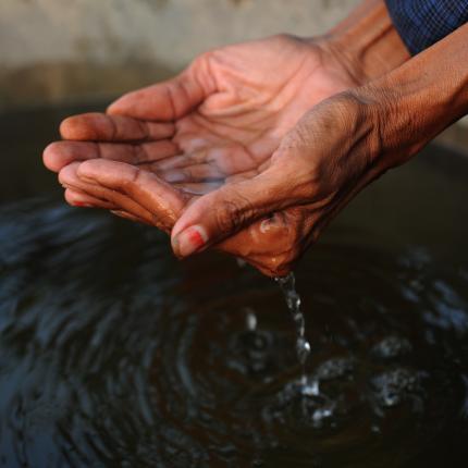 Ένα βιβλίο να το πιεις στο ποτήρι! Έξυπνη λύση για το μολυσμένο νερό  