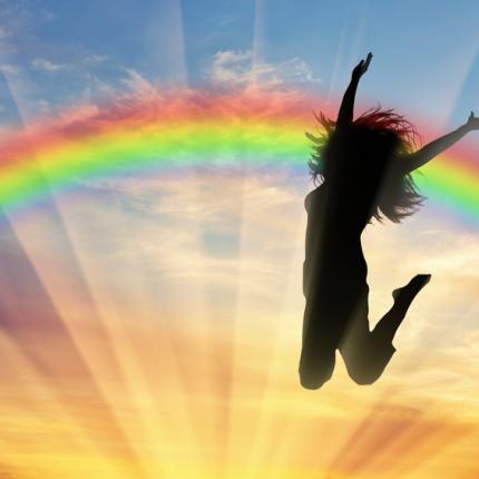 ευτυχία-διασκέδαση-γυναίκα-ουράνιο τόξο.jpg
