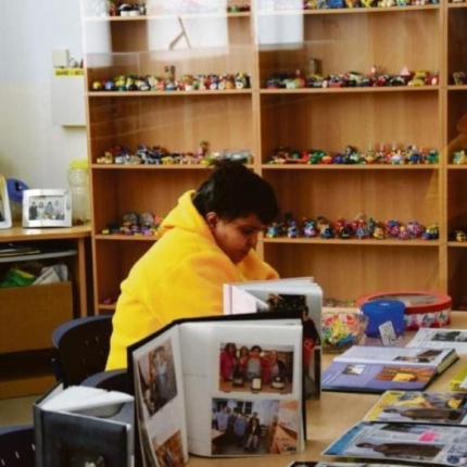 Πέθανε “το κοριτσάκι με τις ξύστρες” 