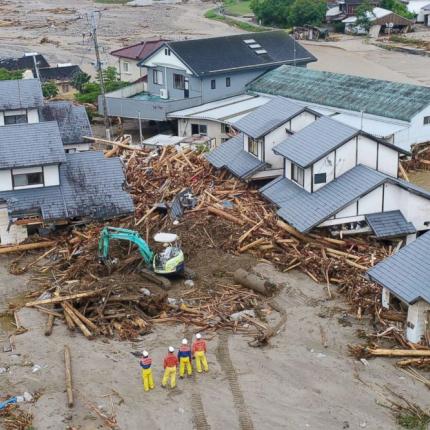 άστεγοι με κοστούμια