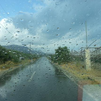 Στην Ιεράπετρα βροχή και στην Ελούντα ήλιος (φωτορεπορτάζ)