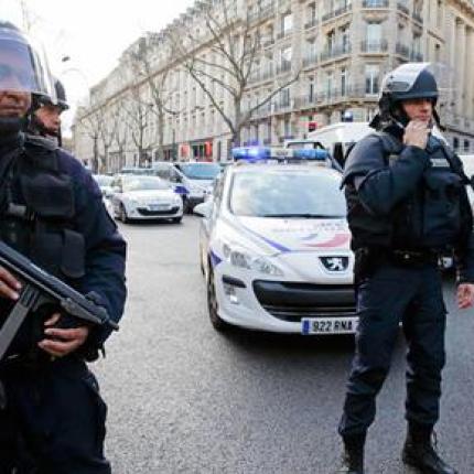 Παρίσι: Αστυνομικός χτυπήθηκε σκόπιμα από αυτοκίνητο έξω από το Μέγαρο των Ηλυσίων