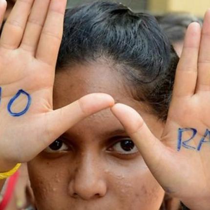 Πέθανε η 15χρονη που της έβαλαν φωτιά οι επίδοξοι βιαστές της