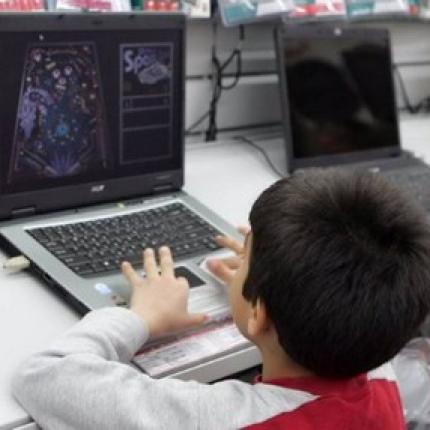 "Έσπρωξε" 400 ανηλίκους σε σεξουαλικές πράξεις,μέσω διαδικτύου