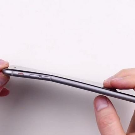 iPhone 6: Κι όμως ... λυγίζει (βίντεο)