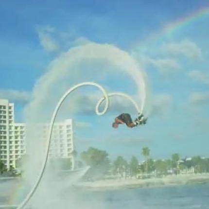 Ιπτάμενοι surfers σε ... απίστευτα κόλπα