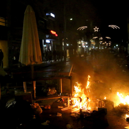 Το Ηράκλειο "μετρά" τις ζημιές του - Φόβοι για νέα επεισόδια απόψε 