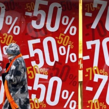 Ξεκίνησαν οι ενδιάμεσες εκπτώσεις στα καταστήματα