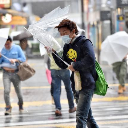 Δύο νεκροί και ένας αγννούμενος από το σαρωτικό πέρασμα του τυφώνα Βόνγκφονγκ από την Ιαπωνία