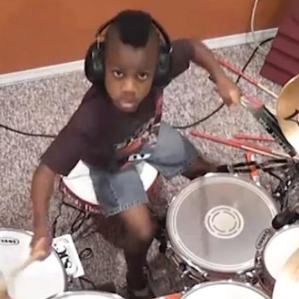 Ένας επτάχρονος drummer παραδίδει μαθήματα!
