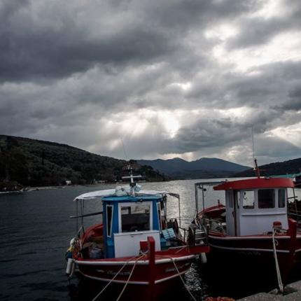 καιρός βάρκες θάλασσα συννεφιά