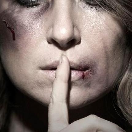 κακοποιημένη γυναίκα