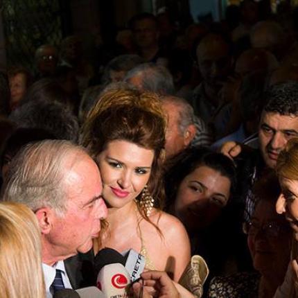 Η δασκάλα με τα χρυσά μαλλιά δίπλα στον κ. Λαμπρινό