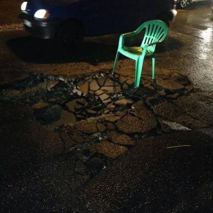 Ο αυτοσχέδιος "θρόνος" της προχειρότητας στην οδό Ολύμπου 